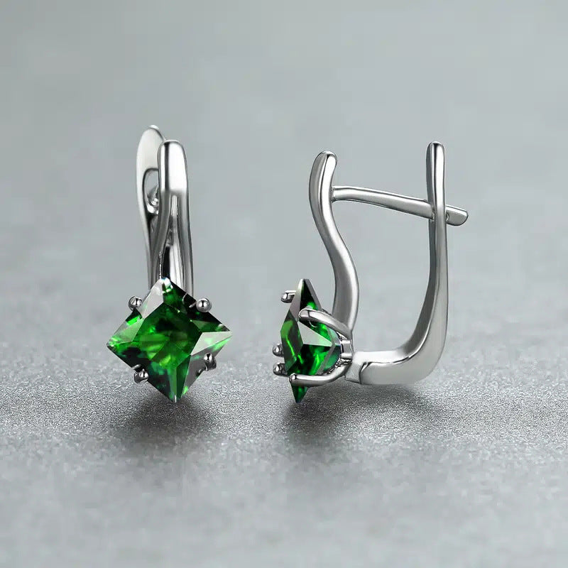 Lightweight, luxurious and simple diamond design earrings