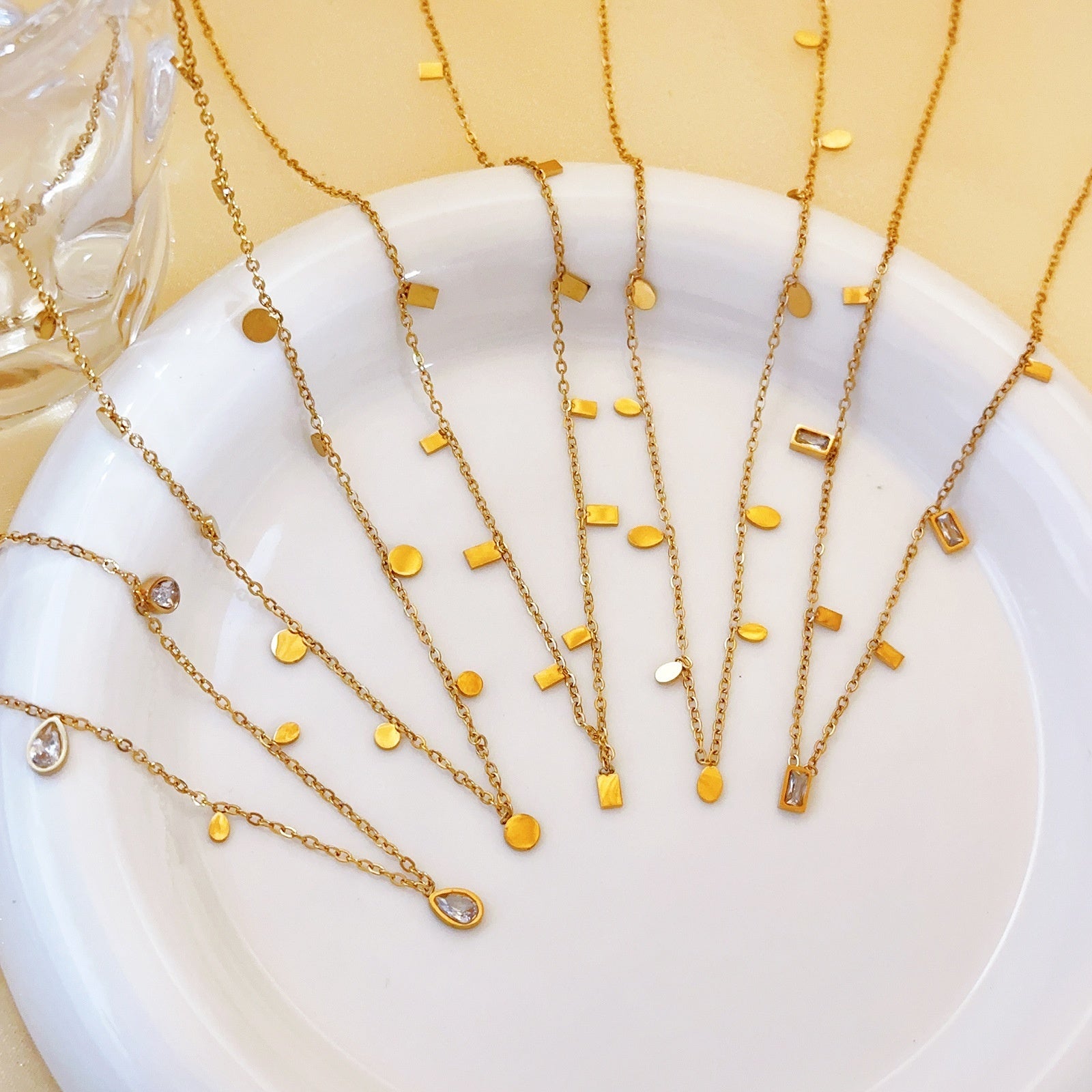 Lightweight and luxurious clavicle chain with minority design