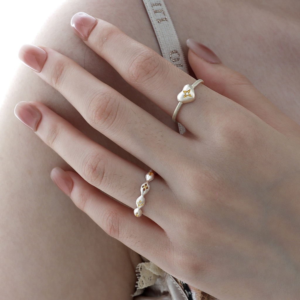 Buccherati ring with a brushed design, combining simplicity and elegance