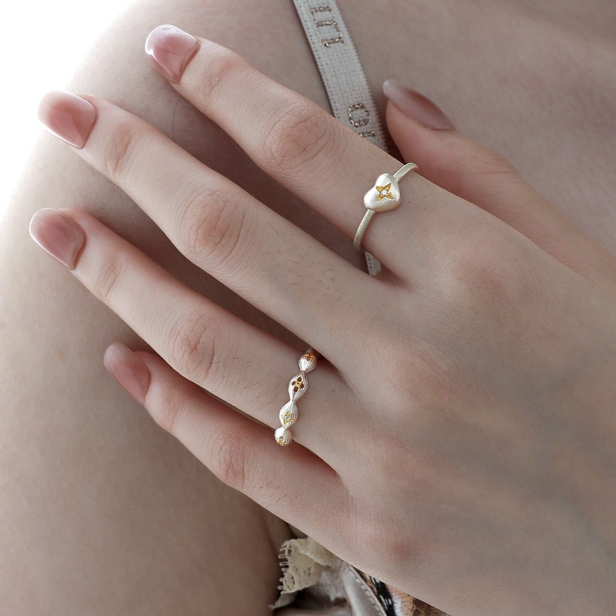 Buccherati ring with a brushed design, combining simplicity and elegance