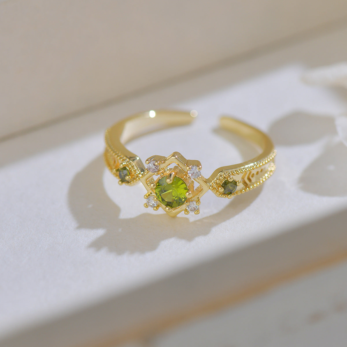 Ring with a design inspired by French style combines sophistication and modernity thanks to its elegant geometric shape