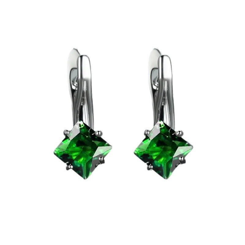 Lightweight, luxurious and simple diamond design earrings