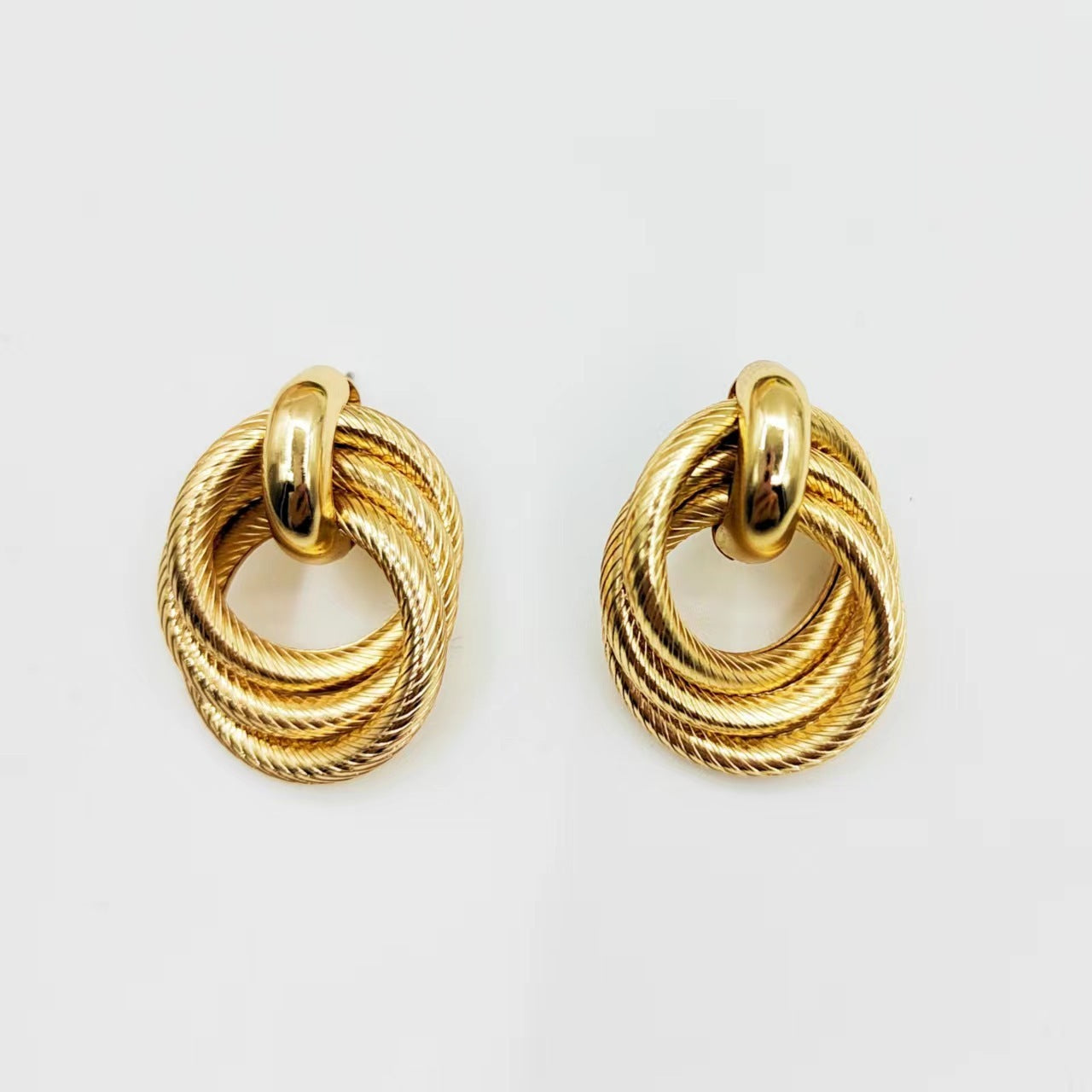 Geometric stud earrings with embossed and twisted ring