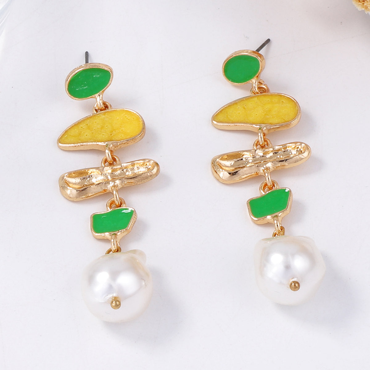 Geometric pearl-encrusted earrings, girly style, trendy and versatile