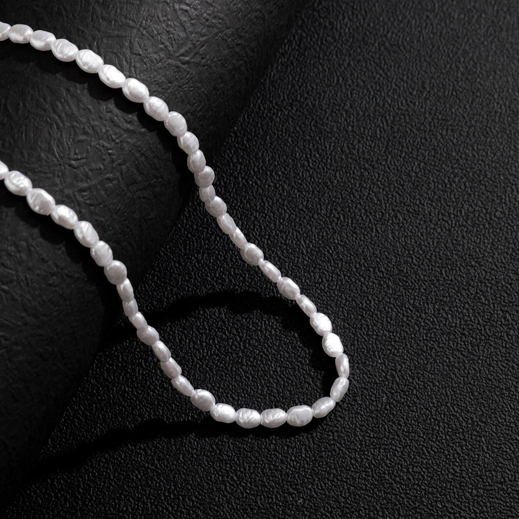 Handcrafted, refined and unisex necklace, perfectly suited to women thanks to its handcrafted natural mother-of-pearl pendant