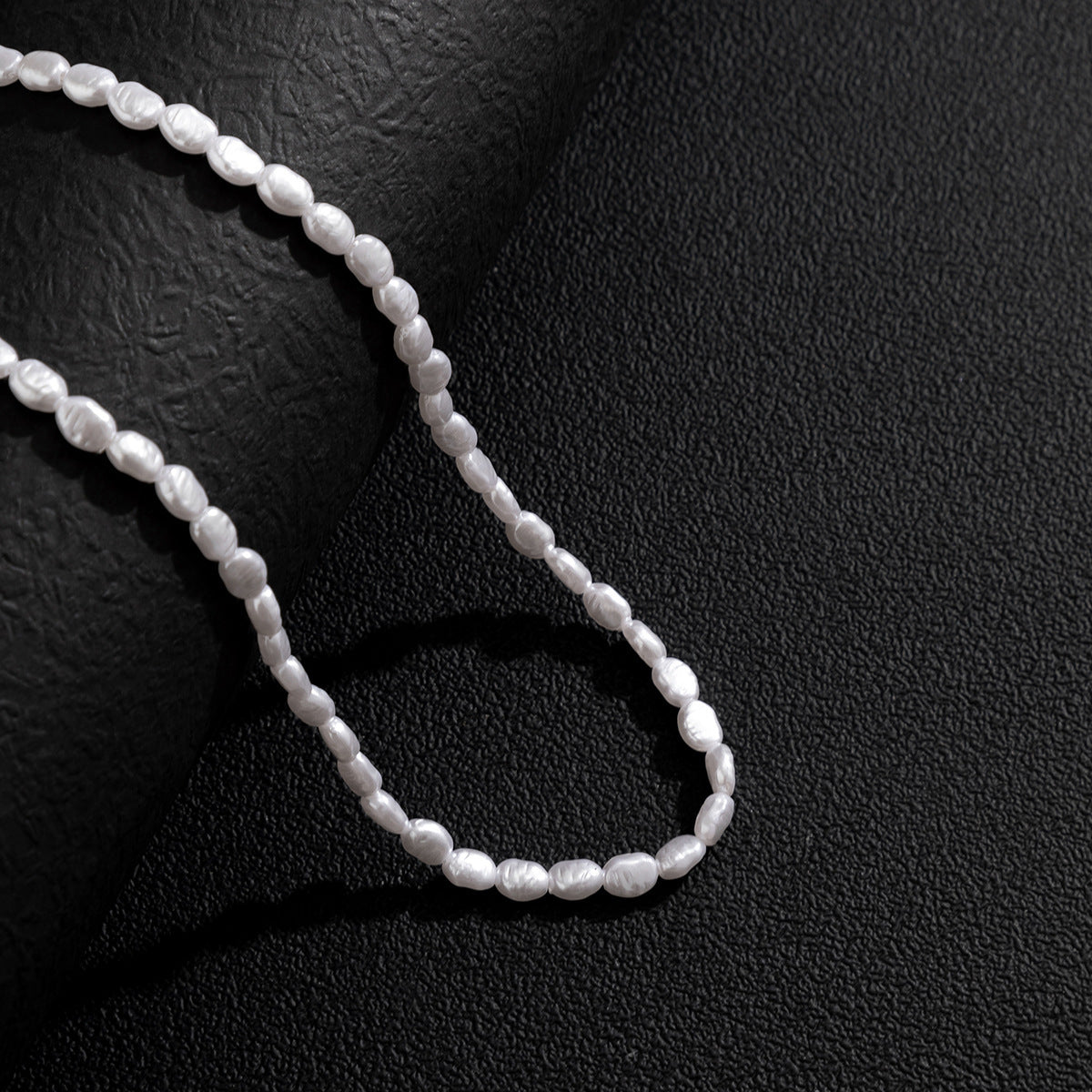 Handcrafted, refined and unisex necklace, perfectly suited to women thanks to its handcrafted natural mother-of-pearl pendant
