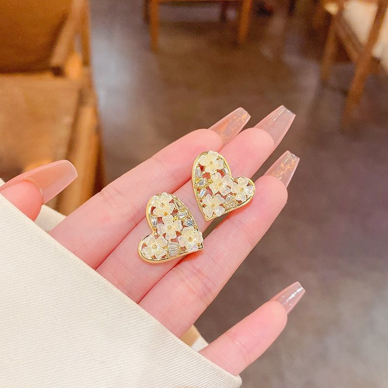 Earrings with an elegant and sophisticated design, inspired by delicacy