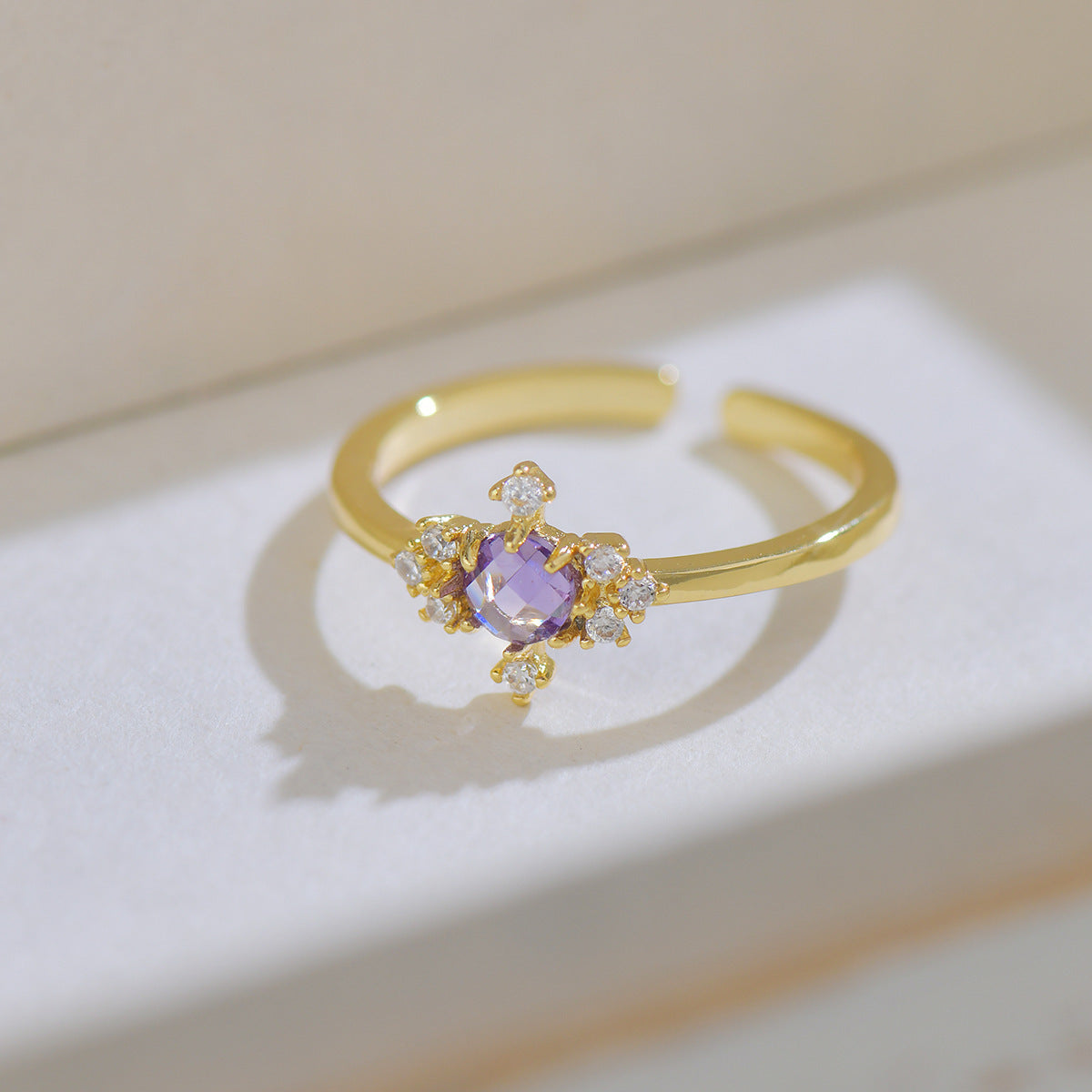 Ring with a design inspired by French style combines sophistication and modernity thanks to its elegant geometric shape