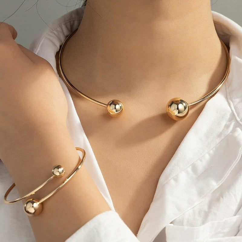 Open bangle bracelet, decorated with balls of various sizes, combines contemporary design and minimalist elegance.