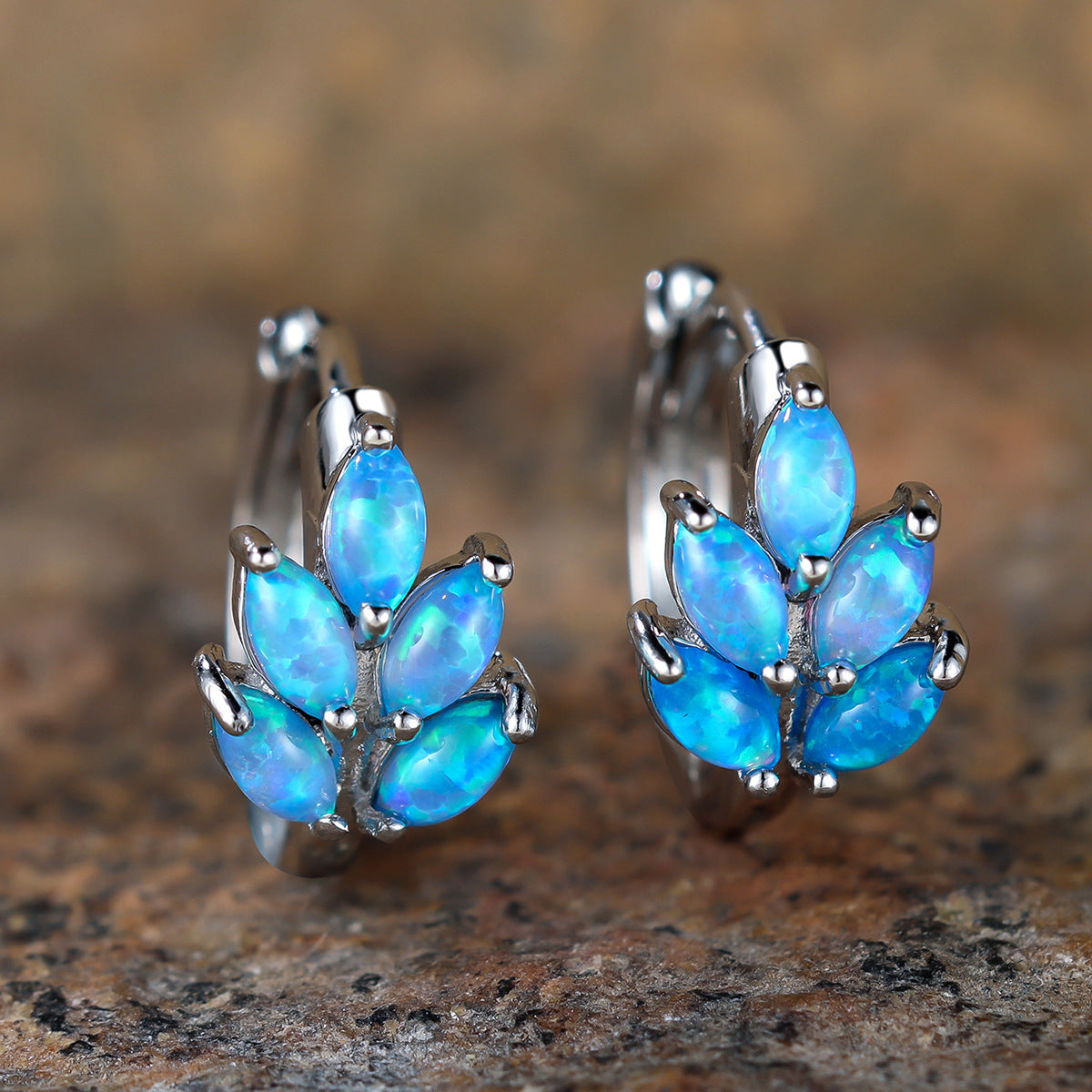 Simple leaf-shaped ear clip for women, versatile and retro personality