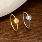 Retro ring with feminine style with opal and geometric design