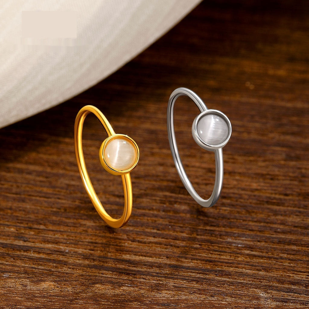 Retro ring with feminine style with opal and geometric design