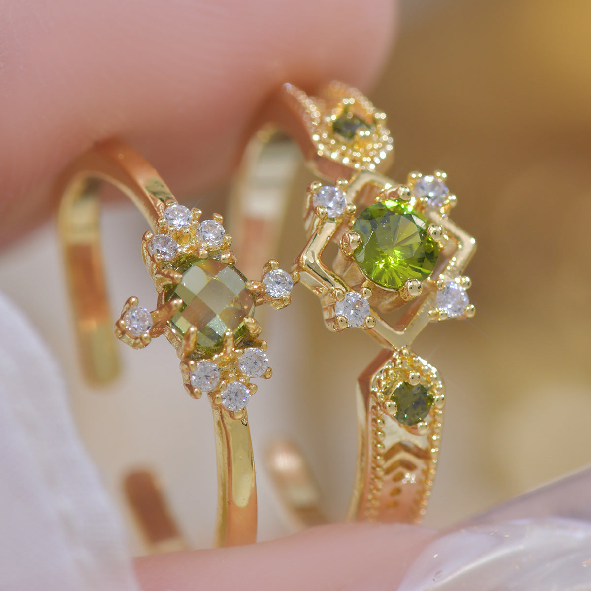 Ring with a design inspired by French style combines sophistication and modernity thanks to its elegant geometric shape