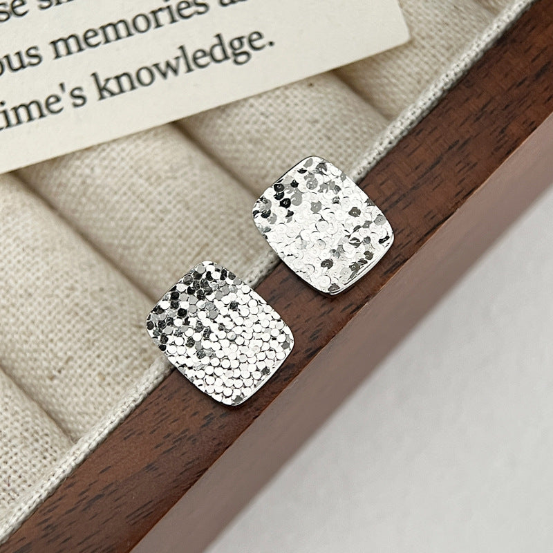Square earrings in 925 silver, finely sculpted to evoke elegance
