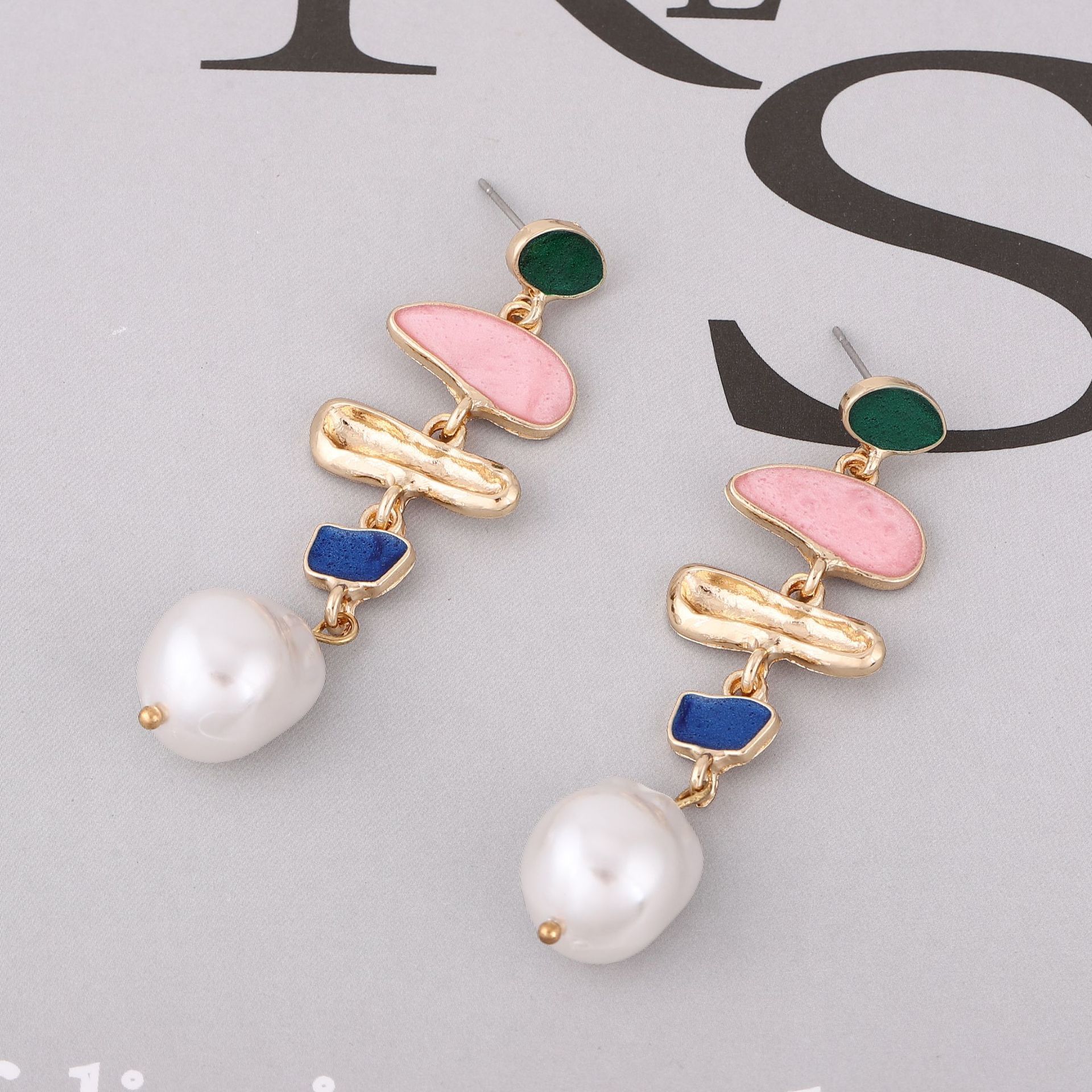 Geometric pearl-encrusted earrings, girly style, trendy and versatile
