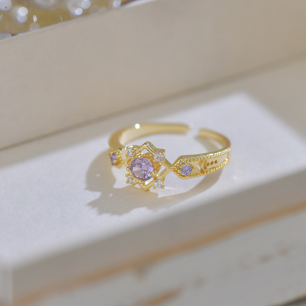Ring with a design inspired by French style combines sophistication and modernity thanks to its elegant geometric shape