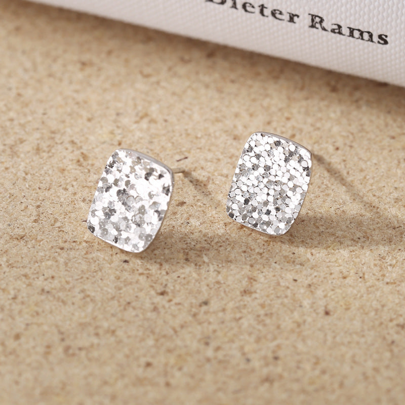 Square earrings in 925 silver, finely sculpted to evoke elegance