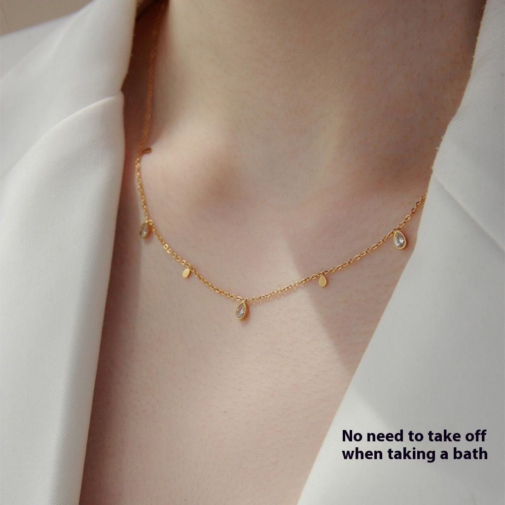Lightweight and luxurious clavicle chain with minority design