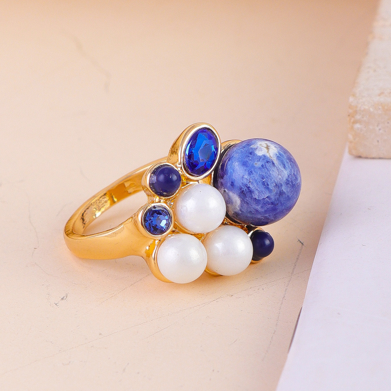 Simple and sensual floral pattern ring for women