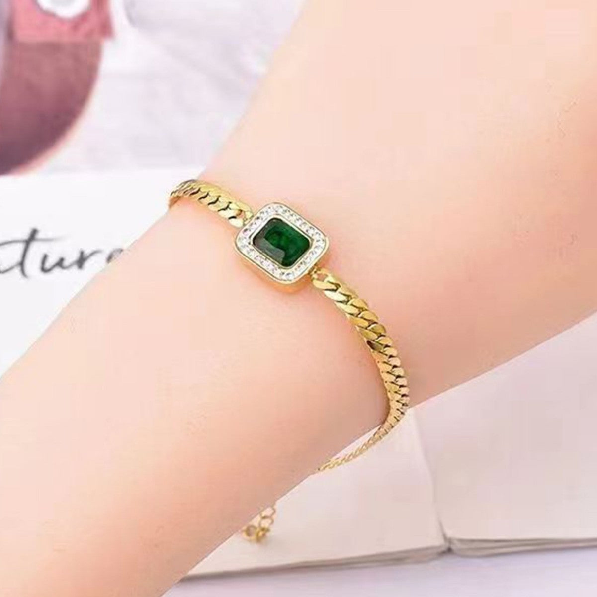 Bracelet femme en acier titanium avec zircons verts – Élégance et durabilité - NovaShop NovaShop Gold Bigbuy