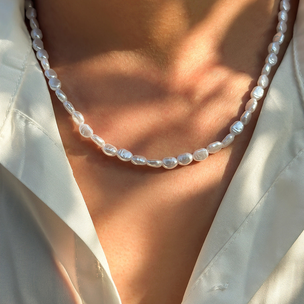 Handcrafted, refined and unisex necklace, perfectly suited to women thanks to its handcrafted natural mother-of-pearl pendant