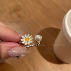 Women's ring, delicately opening, combines charm and softness with its small daisy motif adorned with refined pearls