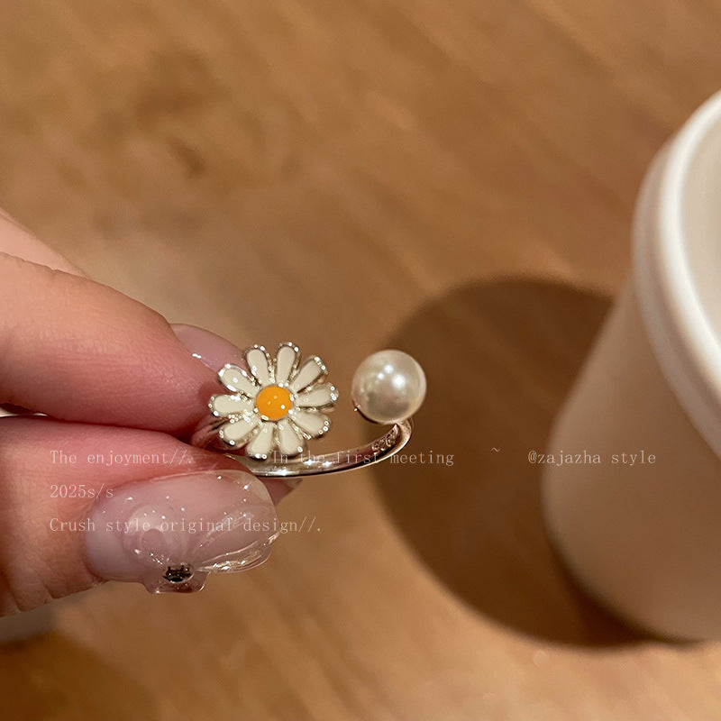 Women's ring, delicately opening, combines charm and softness with its small daisy motif adorned with refined pearls