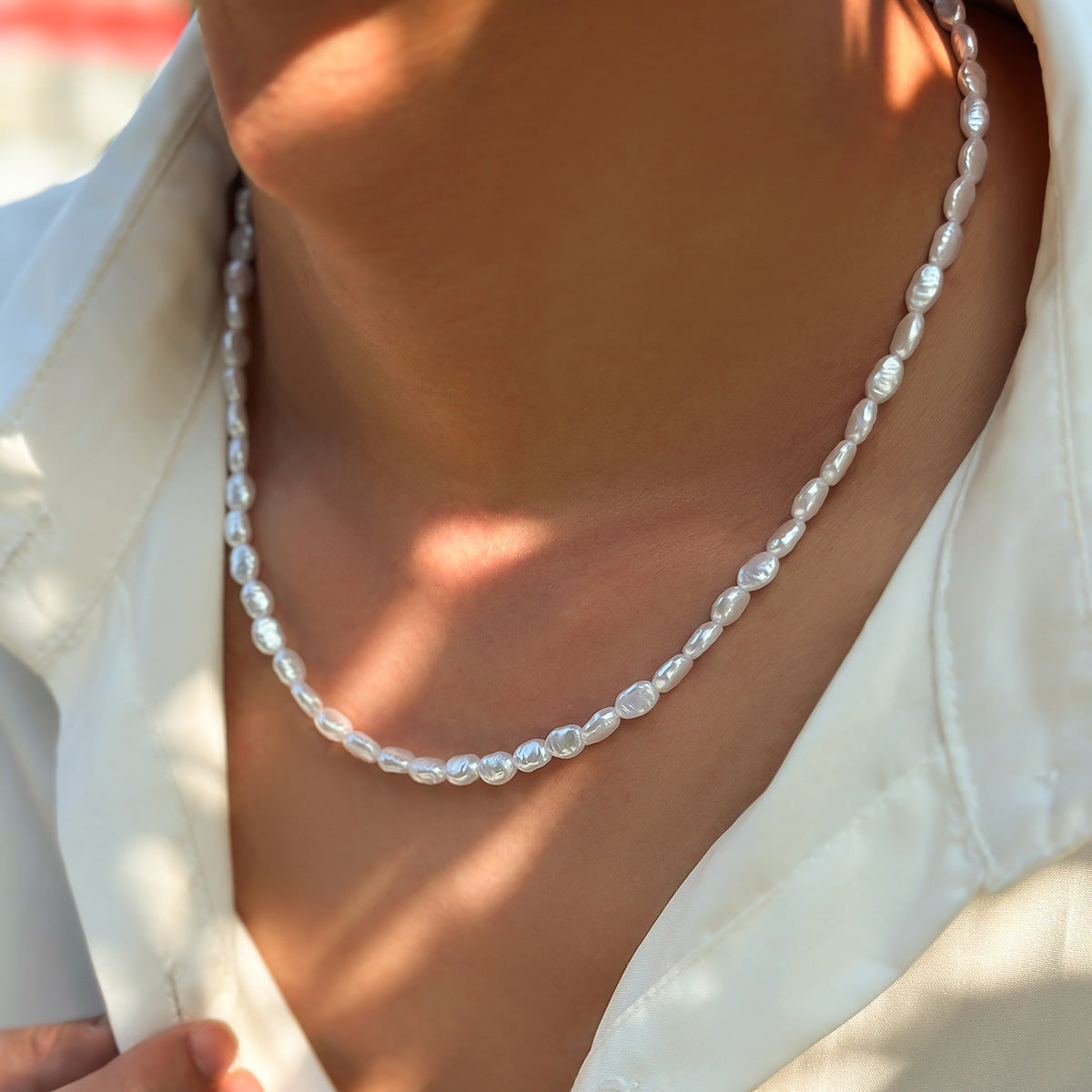Handcrafted, refined and unisex necklace, perfectly suited to women thanks to its handcrafted natural mother-of-pearl pendant