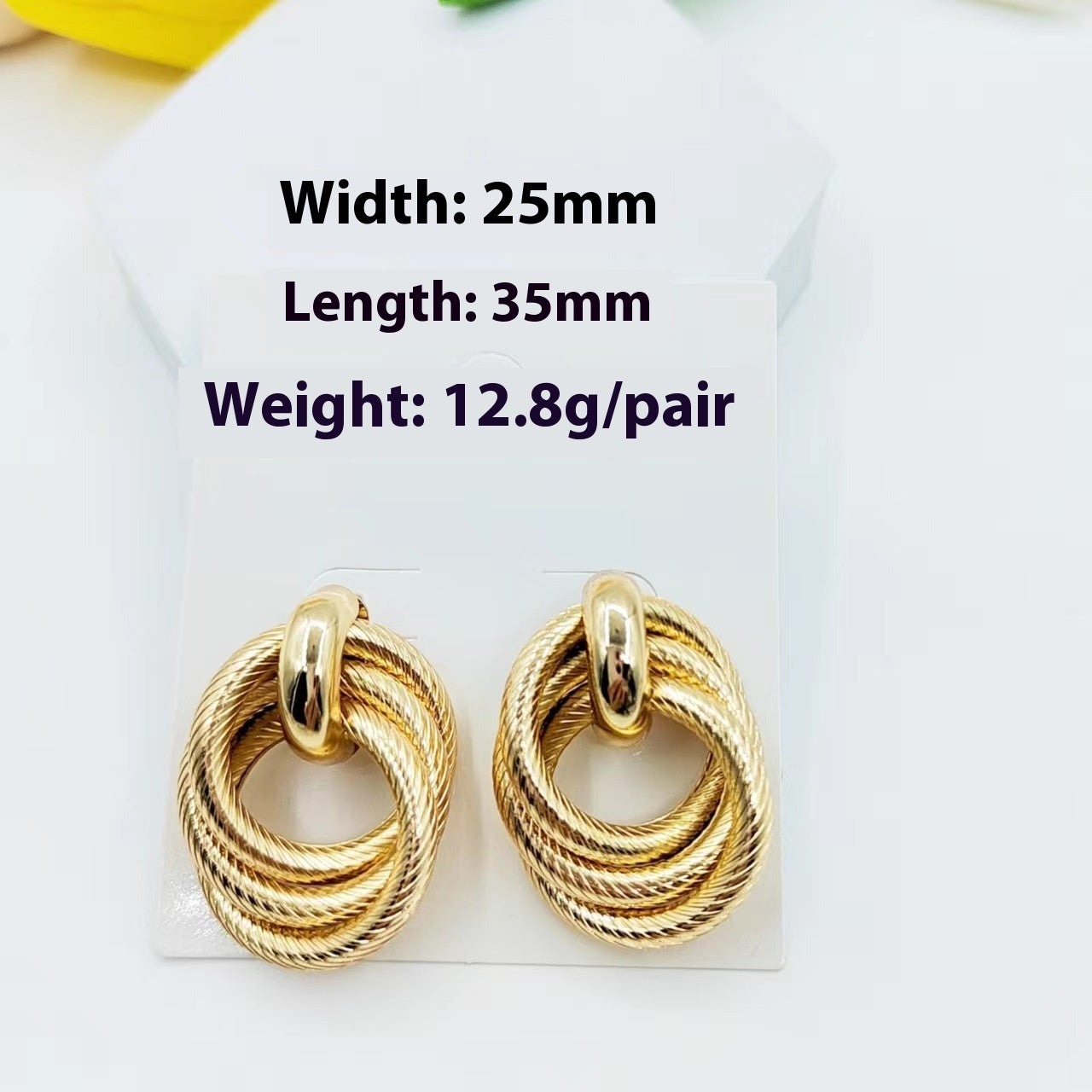 Geometric stud earrings with embossed and twisted ring