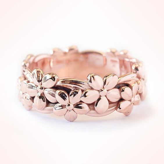 Elegant women's ring in rose gold set with zircon
