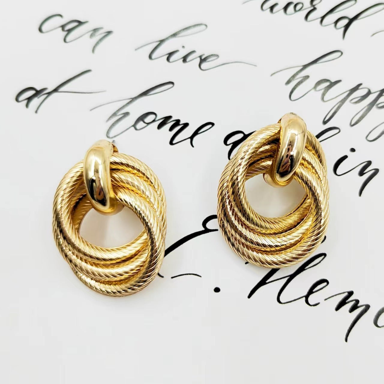 Geometric stud earrings with embossed and twisted ring