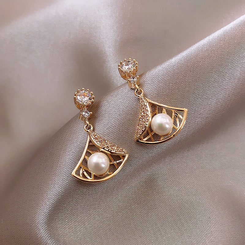 Openwork fan-shaped earrings with sterling silver needle