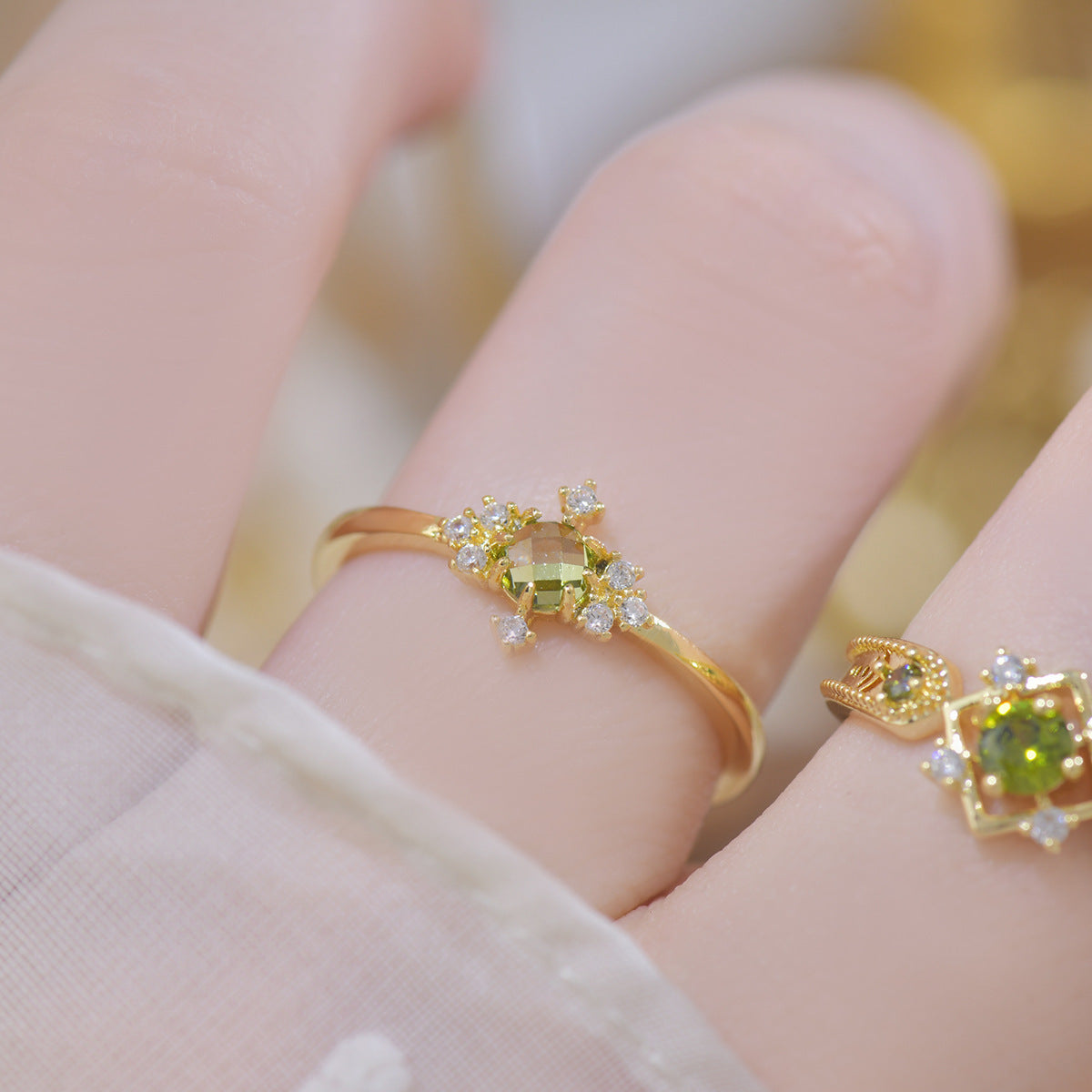 Ring with a design inspired by French style combines sophistication and modernity thanks to its elegant geometric shape