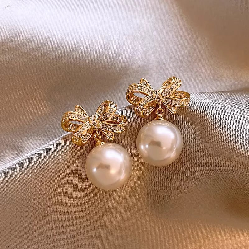 Elegant and versatile irregular pearl earrings