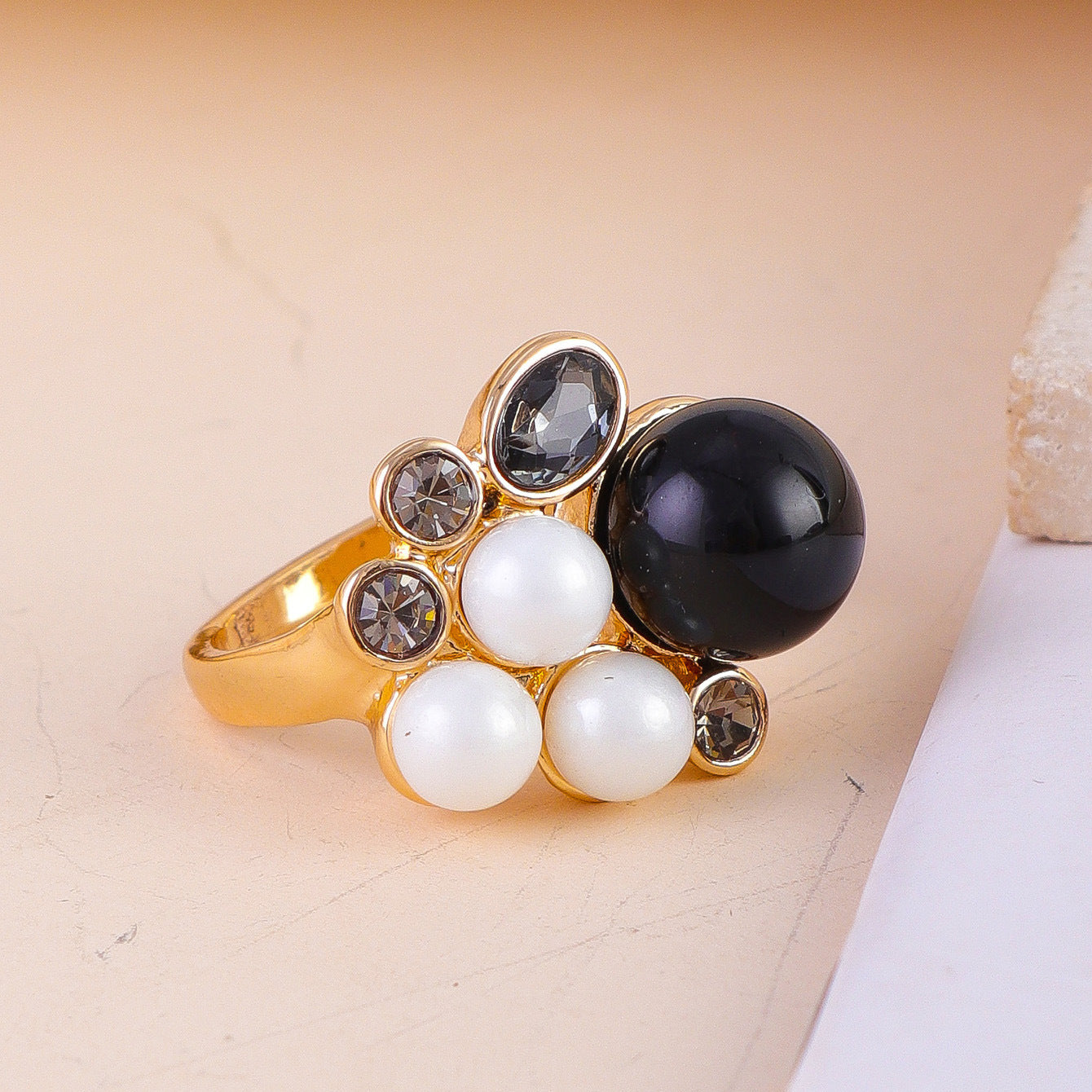 Simple and sensual floral pattern ring for women