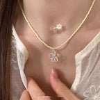 This women's necklace features a vibrant and delicate design, combining colorful yellow or blue beads with a hollow flower pendant.