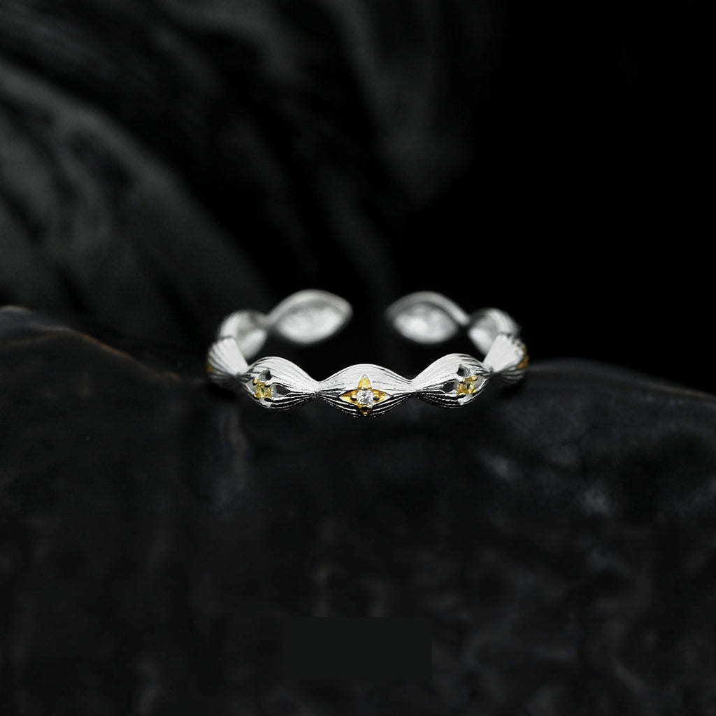 Buccherati ring with a brushed design, combining simplicity and elegance