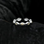 Buccherati ring with a brushed design, combining simplicity and elegance