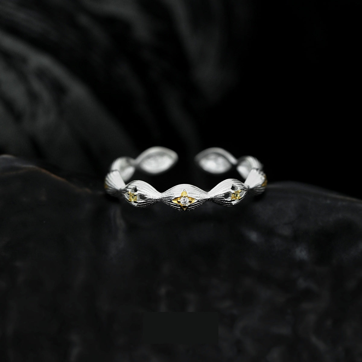 Buccherati ring with a brushed design, combining simplicity and elegance