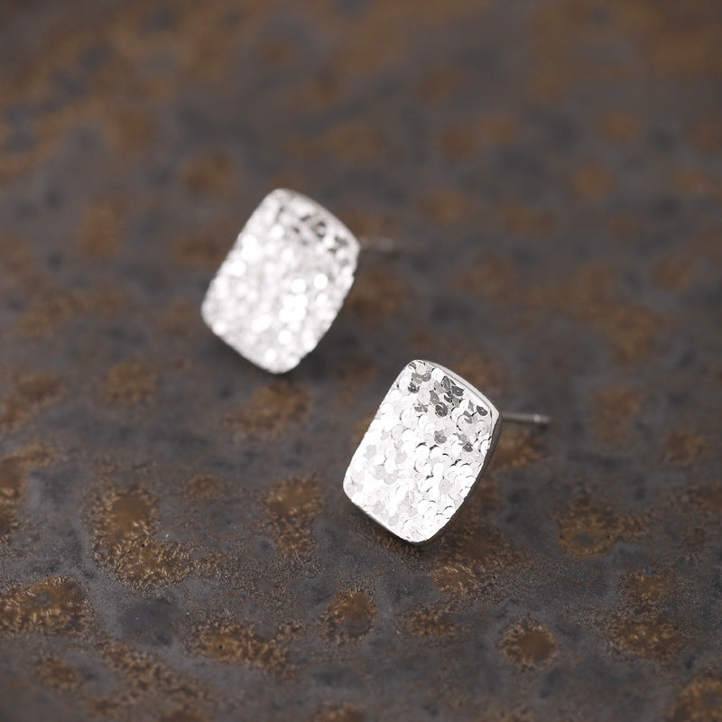 Square earrings in 925 silver, finely sculpted to evoke elegance