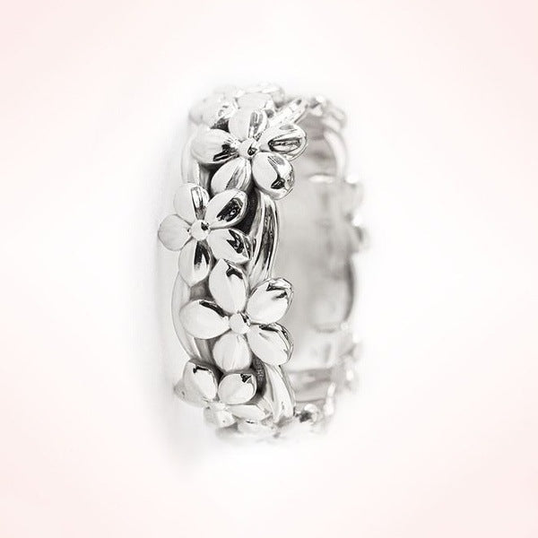 Elegant women's ring in rose gold set with zircon