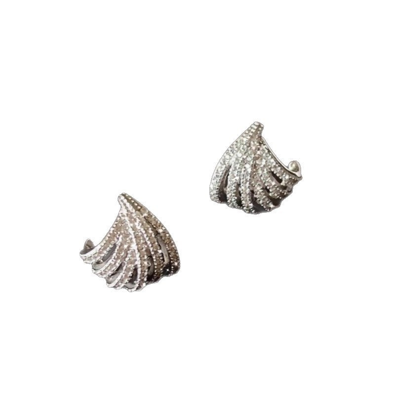 Feminine earrings with a versatile line design
