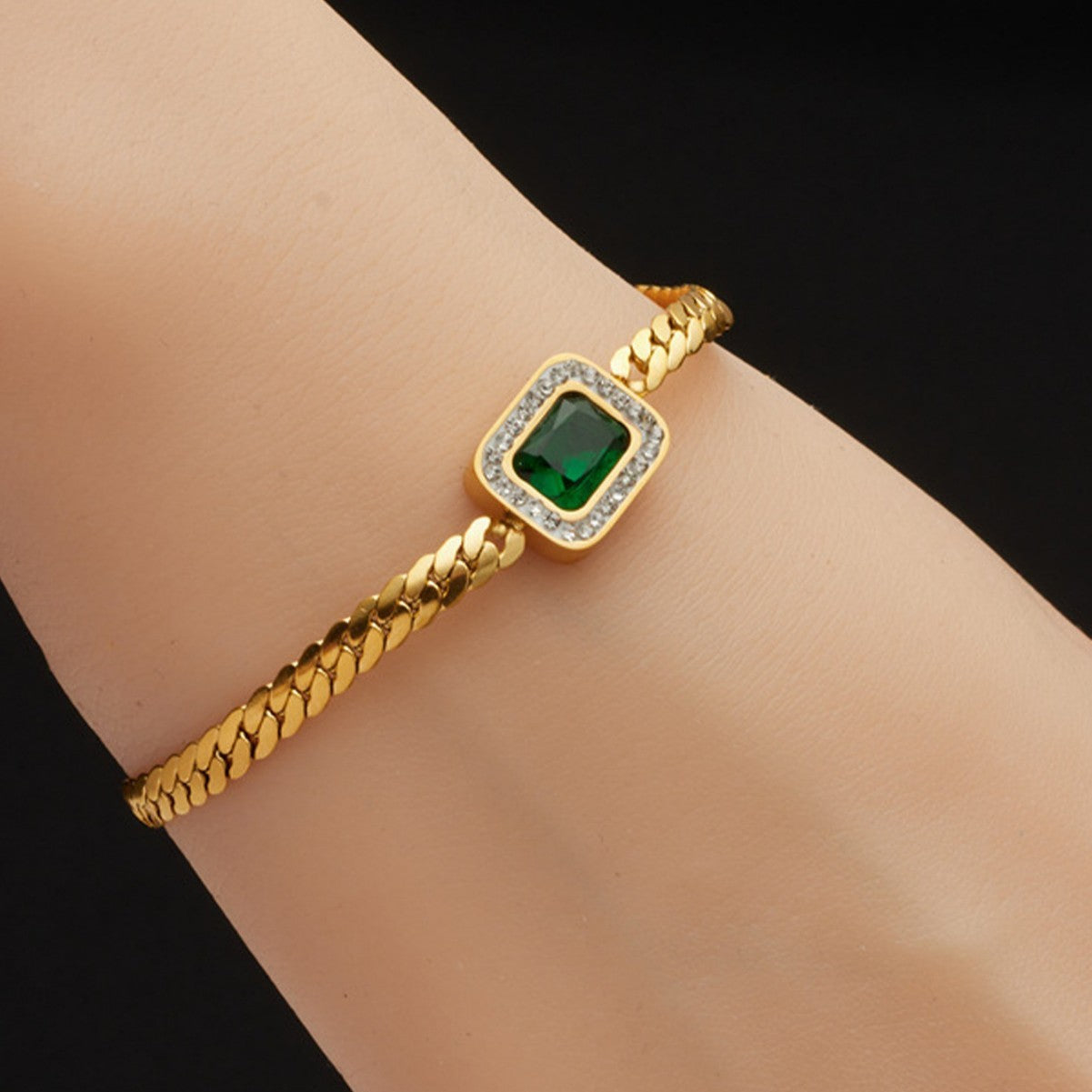 Bracelet femme en acier titanium avec zircons verts – Élégance et durabilité - NovaShop NovaShop Gold Bigbuy