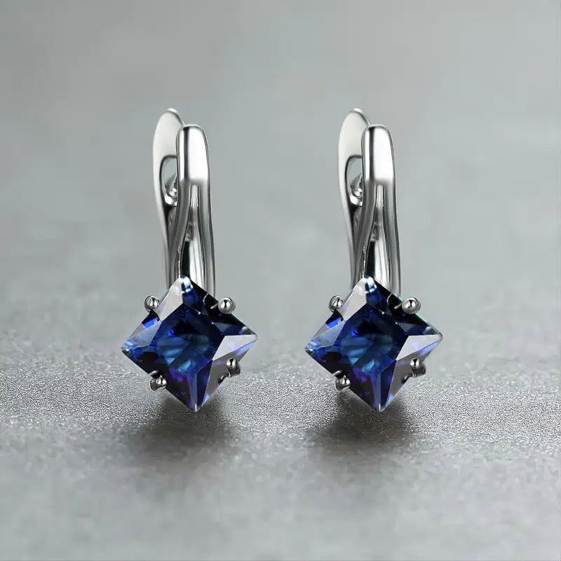 Lightweight, luxurious and simple diamond design earrings