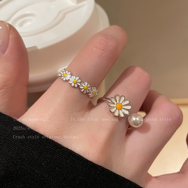 Women's ring, delicately opening, combines charm and softness with its small daisy motif adorned with refined pearls