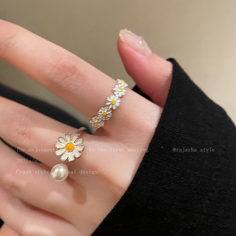 Women's ring, delicately opening, combines charm and softness with its small daisy motif adorned with refined pearls
