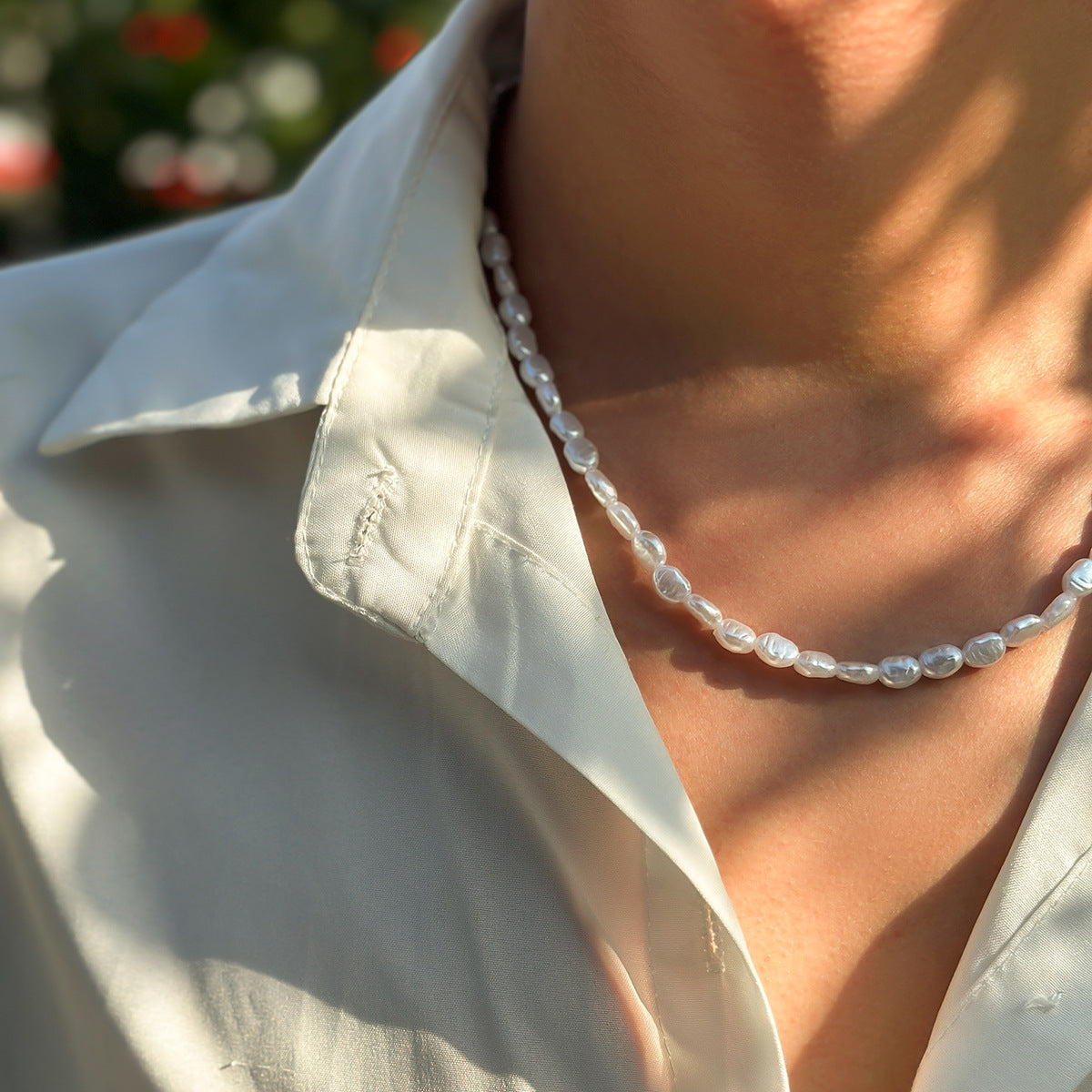 Handcrafted, refined and unisex necklace, perfectly suited to women thanks to its handcrafted natural mother-of-pearl pendant