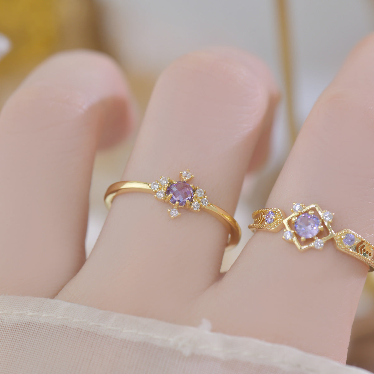 Ring with a design inspired by French style combines sophistication and modernity thanks to its elegant geometric shape