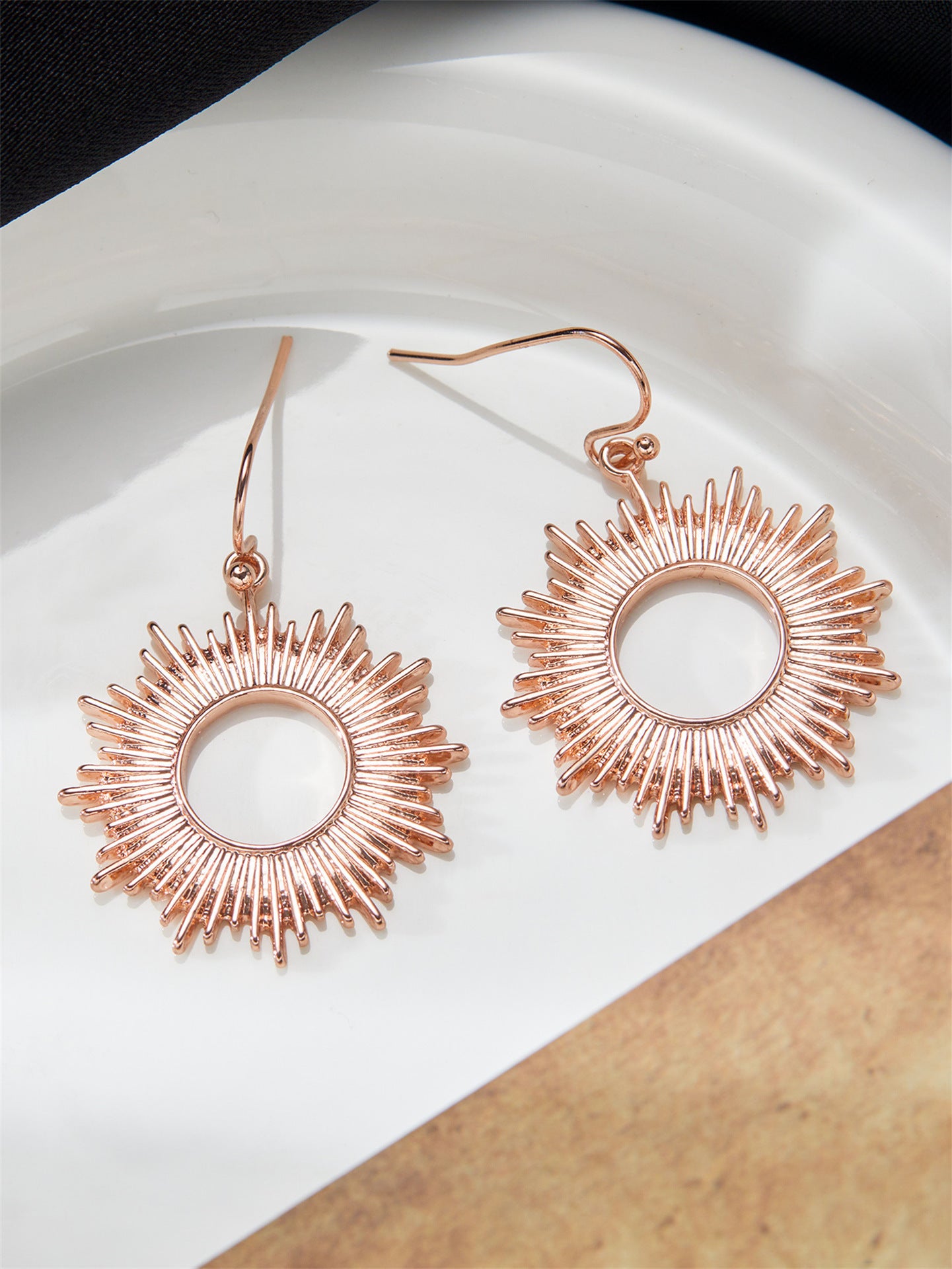 Retro style new earrings with hollow ring and aged effect