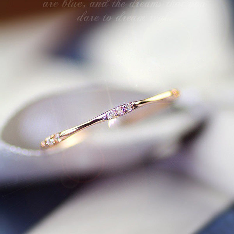 Thin and fresh ring in 18 carat gold with 9 diamonds